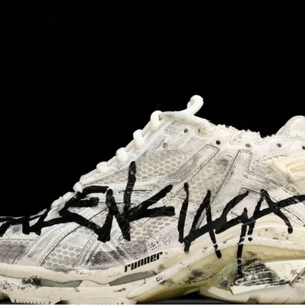 Good condition B Runner White
Graffiti - Picture 3 of 4